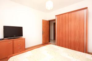 Apartments with a parking space Bol, Brac - 5640