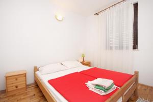 Apartments with a parking space Porat, Krk - 5322