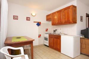 Apartments with a parking space Porat, Krk - 5322