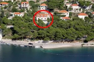 Apartments and rooms with a swimming pool Pucisca, Brac - 5637 - Pučišća