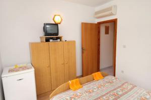 Apartments and rooms with parking space Njivice, Krk - 5398