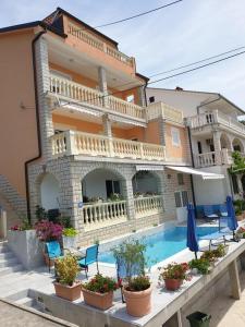 Family friendly apartments with a swimming pool Dramalj, Crikvenica - 5594 