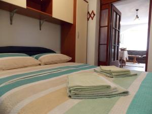 Apartments with a parking space Malinska (Krk) - 5353