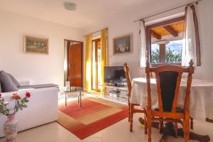 Apartments and rooms with WiFi Njivice, Krk - 5362