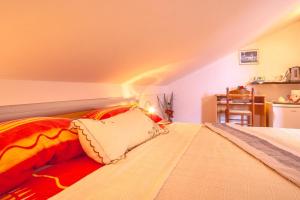 Apartments and rooms with WiFi Njivice, Krk - 5362