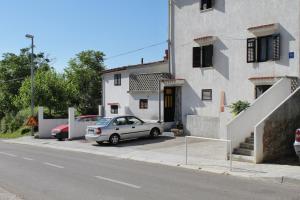 Apartments with a parking space Baska Krk 5442
