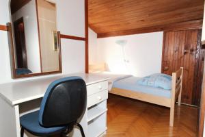 Apartments with a parking space Vantacici, Krk - 5386