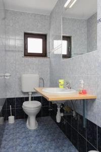 Apartments with a parking space Punat, Krk - 5373