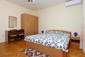 Apartments with parking space Punat, Krk - 5410