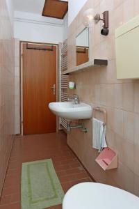 Apartments with parking space Punat, Krk - 5410