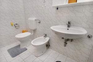 Apartments with a parking space Baska, Krk - 5411