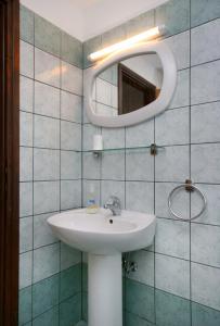 Apartments with parking space Njivice, Krk - 5427