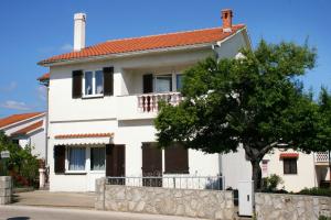 Apartments with a parking space Krk - 5364 