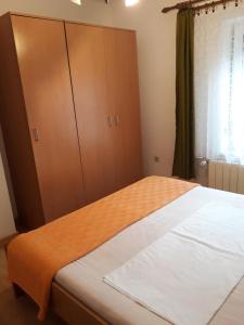 Apartments with parking space Krk - 5364