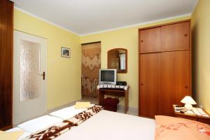 Apartments with parking space Novi Vinodolski - 5593