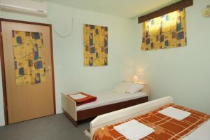 Apartments with parking space Novi Vinodolski - 5582