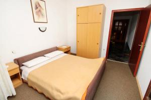 Apartments with parking space Novi Vinodolski - 5600