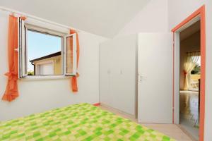 Apartments with a parking space Bol, Brac - 5642