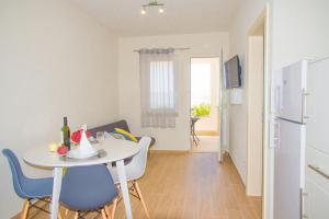 Apartments with a parking space Bol, Brac - 5641