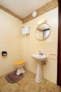 Apartments with parking space Njivice, Krk - 5476