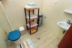 Apartments with parking space Njivice, Krk - 5476