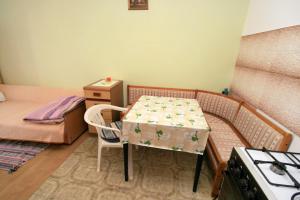 Apartments with parking space Njivice, Krk - 5476