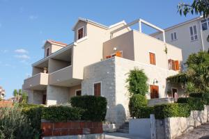 Apartments with parking space Postira, Brac - 5617