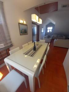 Apartments with parking space Postira, Brac - 5617