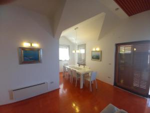 Apartments with parking space Postira, Brac - 5617