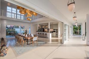 Villa Royal Canggu Secluded 6BR Luxury Walking Distance to Echo Beach