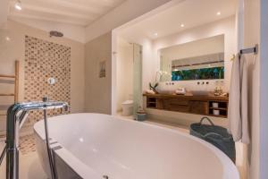 Villa Royal Canggu Secluded 6BR Luxury Walking Distance to Echo Beach