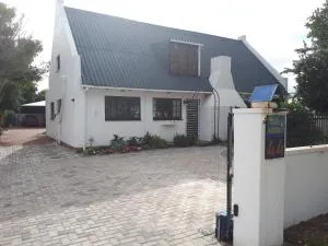 6 bedroom house and cottage - Sandbaai