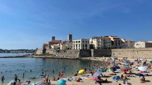 Superbe 2P atypique près port Vieil Antibes