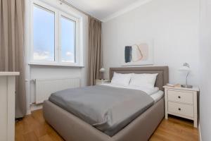 ECRU Spacious Premium Apartment with City View in Warsaw WWA4