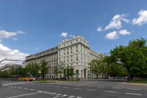 Panoramic City View Apartment near Old Town