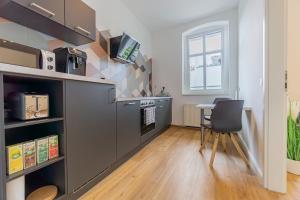 modernes Apartment - zentral, ruhig, Wlan, Netflix, Küche, Schreibtisch, Parkplatz, Waschtrockner