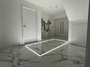 Modern 4 Bedroom Stylish Villa with out-door Hot Tub