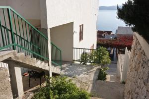 Apartments with a parking space Pisak, Omis - 5154