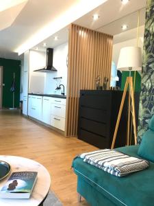 Zielony apartament z widokiem na jezioro