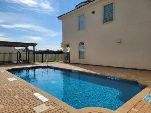Modern, Private, Smart 4 BR Condo in Desirable Location in McAllen with Pool! - 雷诺萨