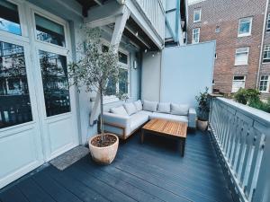 Spacious Designer Duplex next to Central Park