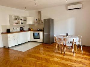 Two bedroom -Terrace- Parking- Walk to Beach