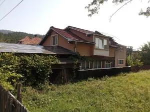 Casa Cristian - 坎普朗莫道尼斯