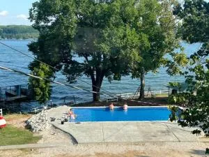 Lamplighter Resort - Roach