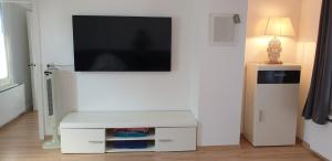 Lake Getaway Apartment with Private entrance, right on the Lake Constance cycle path, barbecue area, free wifi, Netflix and free bikes