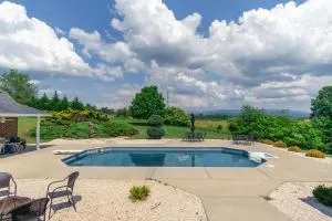 BRAND NEW furniture Breathtaking VIEWS Hot Tub Pool 20 min to Asheville - Marshall