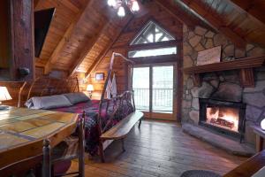 Wild Columbine - Gatlinburg Area Hottub Romantic Cabin