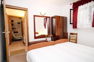 Apartments by the sea Brgulje, Molat - 6243