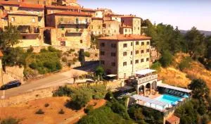 Tuscan Farmhouse with 7 Apartments for max 30 persons - San Dalmazio