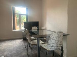 Comfortable 2 bedroom Apartment 7 Minute Walk to Train Station